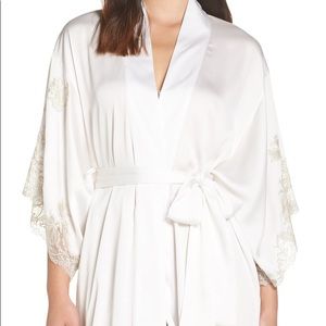 Natori White Chantilly Lace Robe